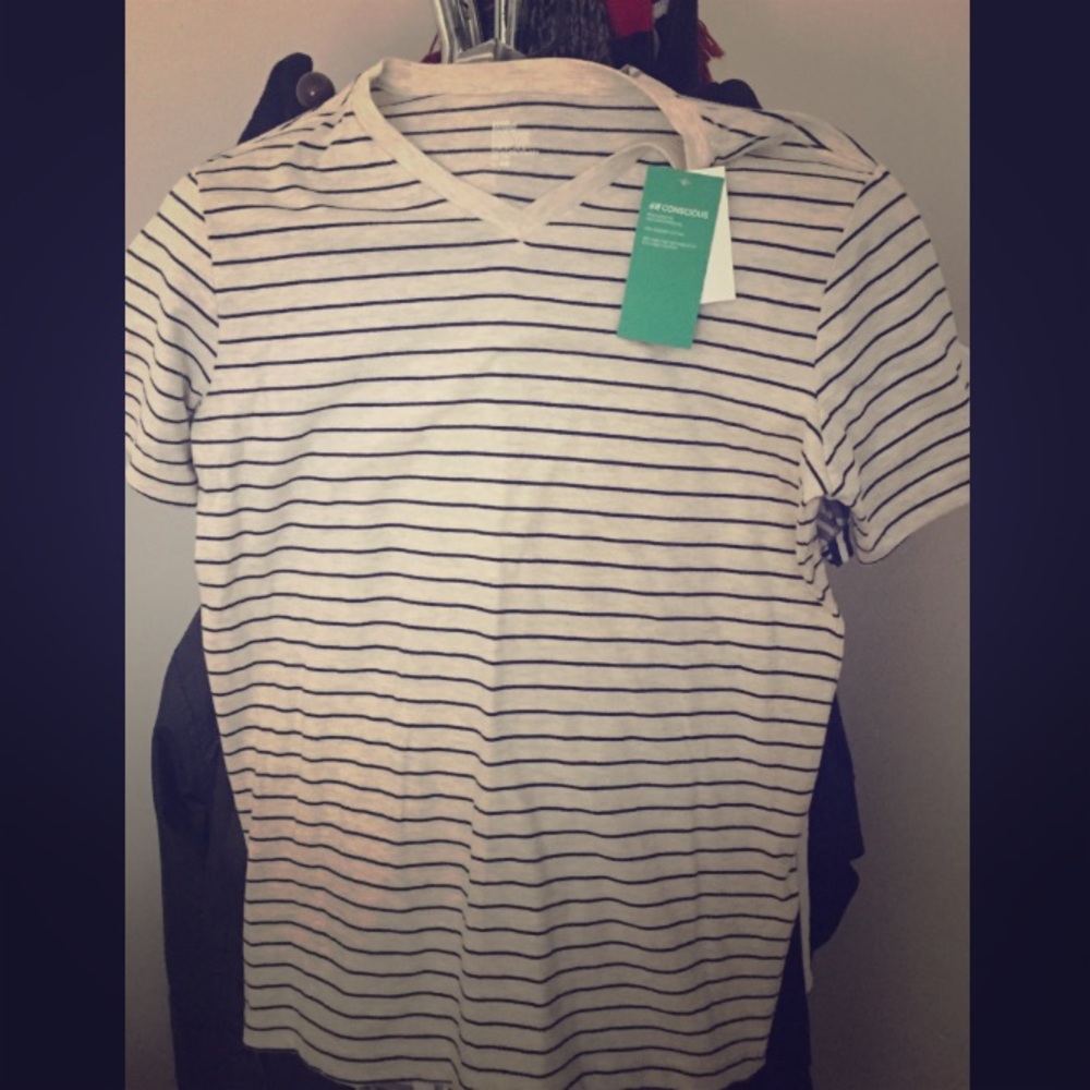 Brand new H&M men's size small v-neck t-shirt