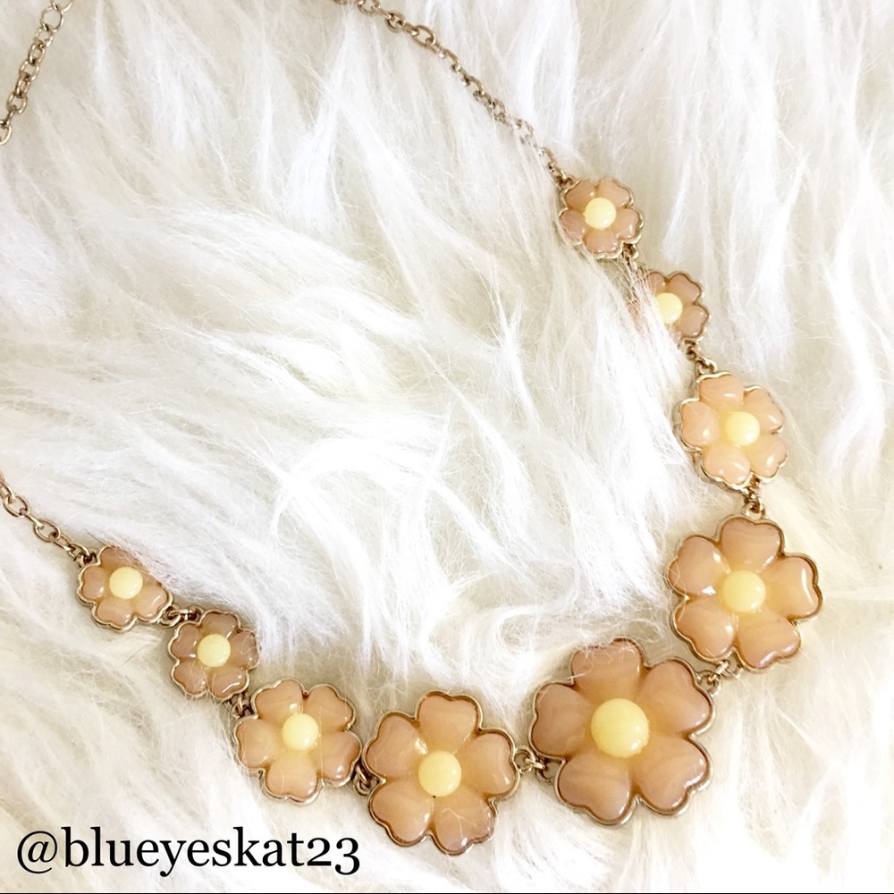 🛍 NWOT Blush Pink Flower Necklace