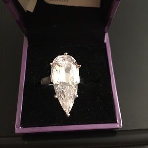 Suzanne Somers simulant Diamond Ring, 2cm diameter