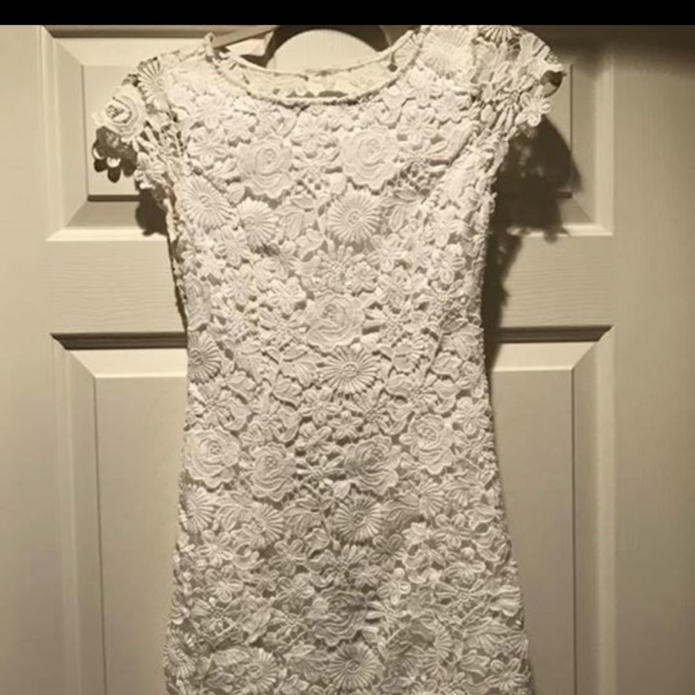 Beautiful White lace backless dress!