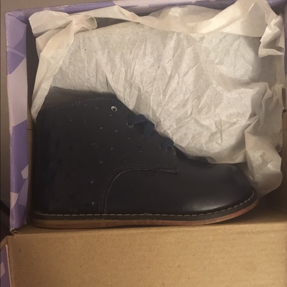 Toddler's walking shoes - Picture 2 of 4