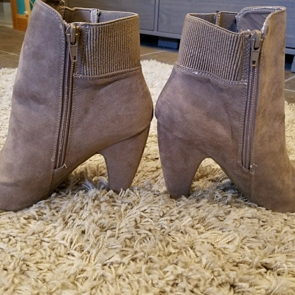 Ankle Boots - Picture 1 of 3