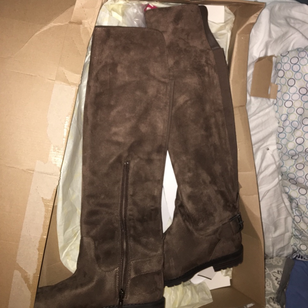 Knee boots