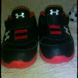 🚩⚽ Under Armour Velcro Shoes Toddler Size: 5K ⚽🚩