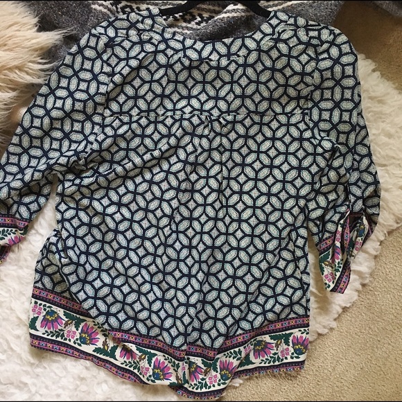 Francescas V-Neck Blouse - Picture 2 of 4