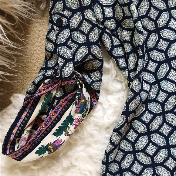 Francescas V-Neck Blouse - Picture 3 of 4