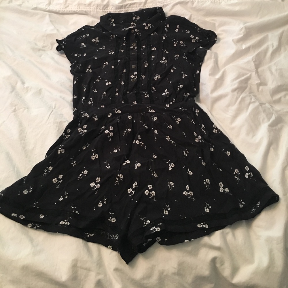 Black flowered detailed collared romper