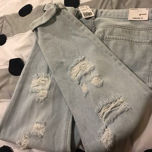 NEVER WORN : Forever 21 Boyfriend jeans.