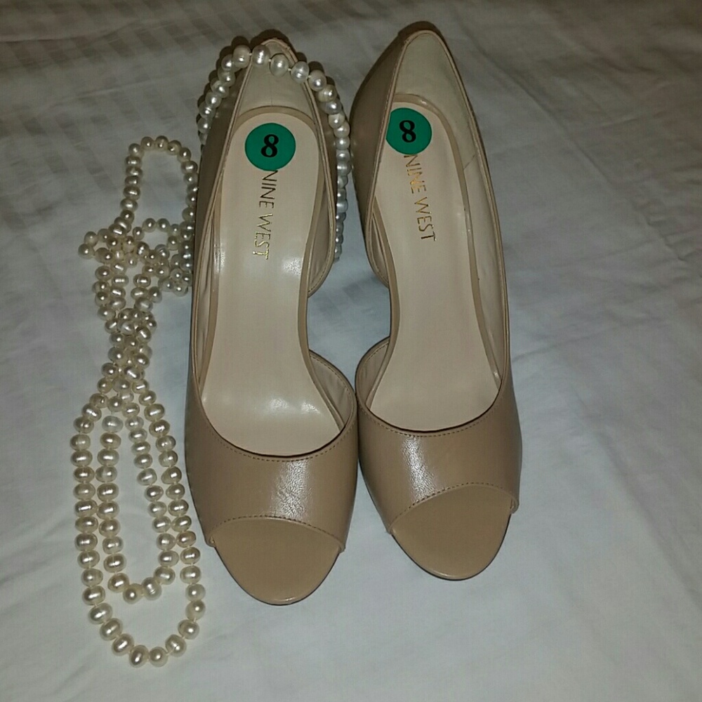 🌹 Leather Nine West Nude Peep toe heels