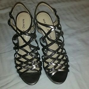 🌻 Marc Fisher metallic grey platform heels