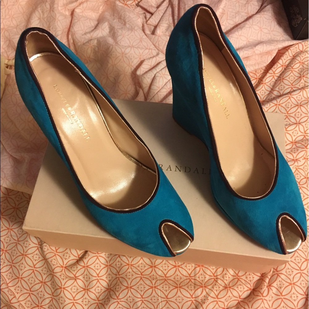 don't you step on my blue suede shoes!!!