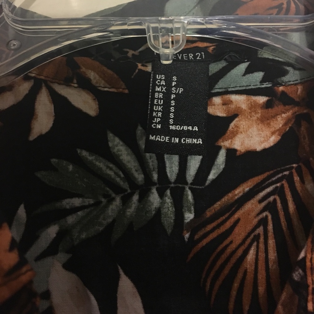 Forever 21 sleeveless cropped shirt