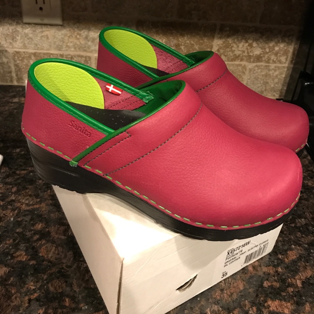 Size 35 Sanita fuchsia leather clogs