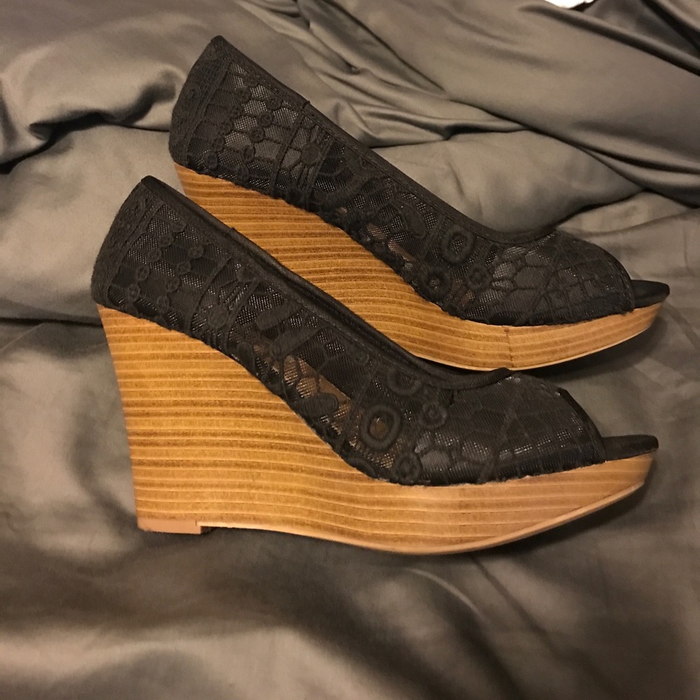 American Eagle mesh wedges