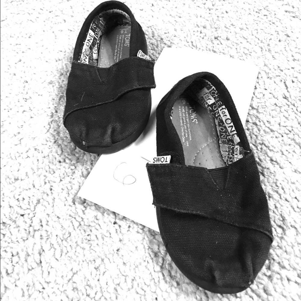Size 6t black toddler toms.
