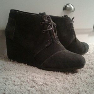 Toms boots, size 8, LIKE NEW