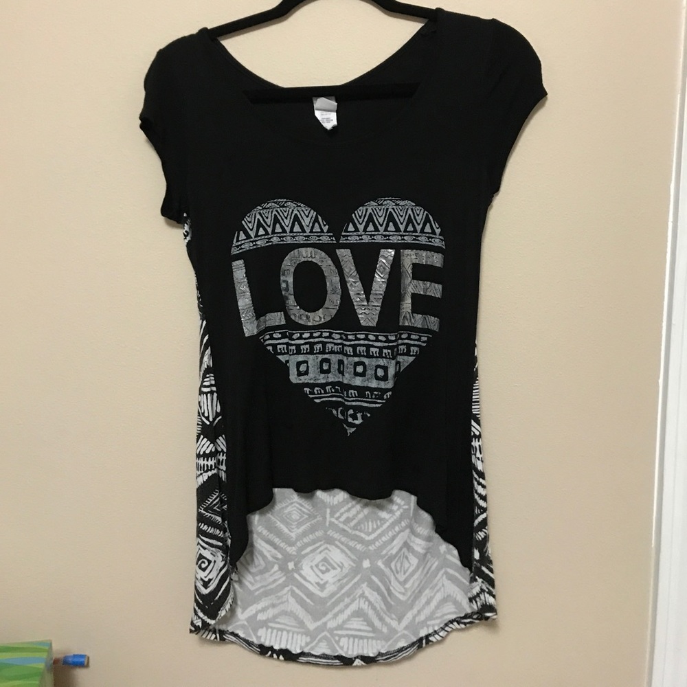 A cute graphic slim shirt