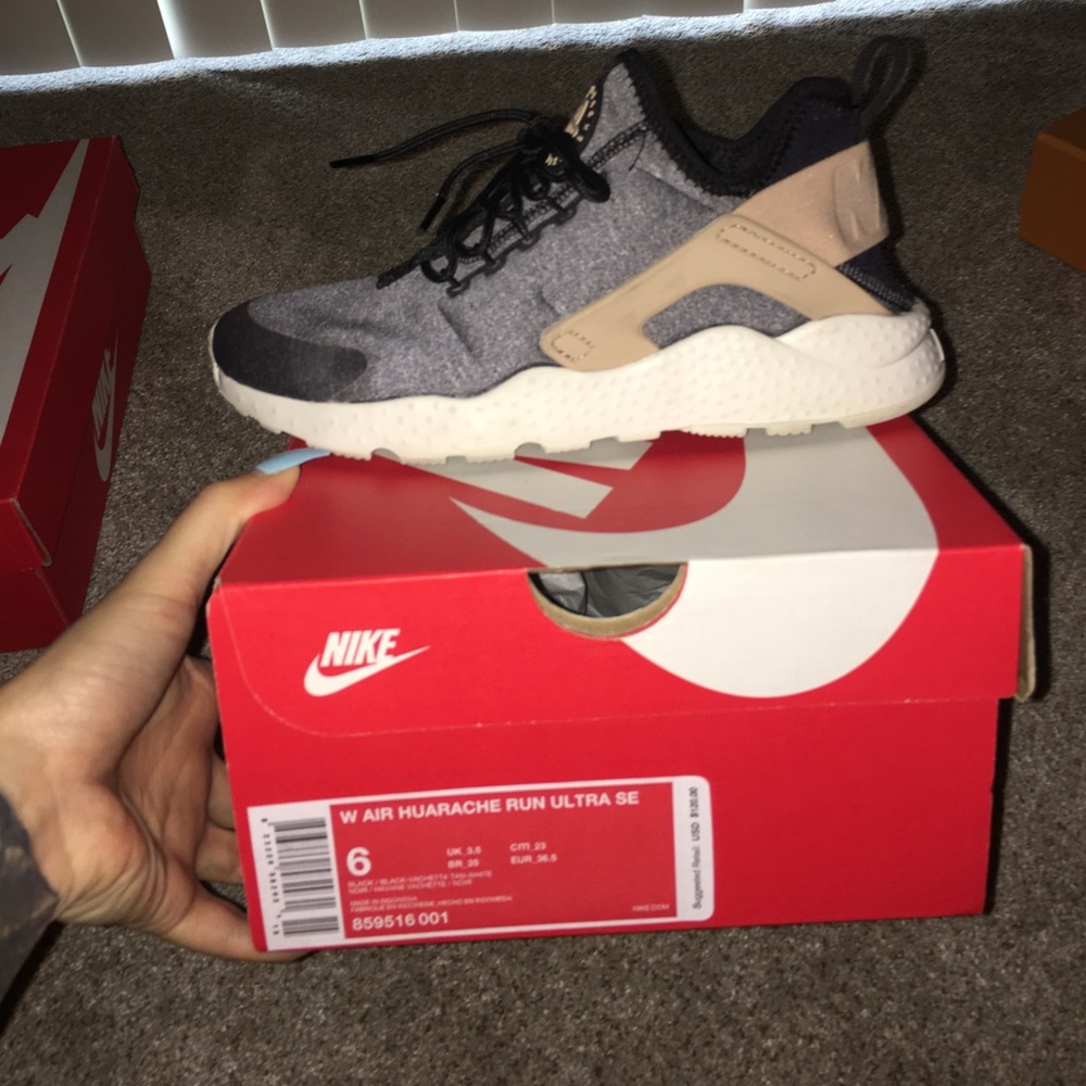 Nike Air Huarache Run Ultra SE, Size 6
