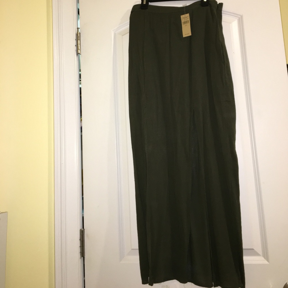 Long Olive Green AE Skirt with slits, size 2, tags