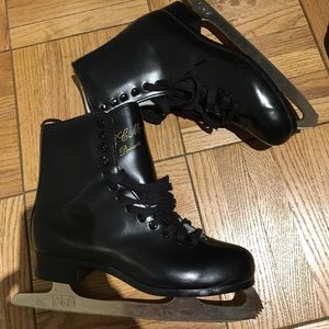 Ice skating shoes size 7, like new used once