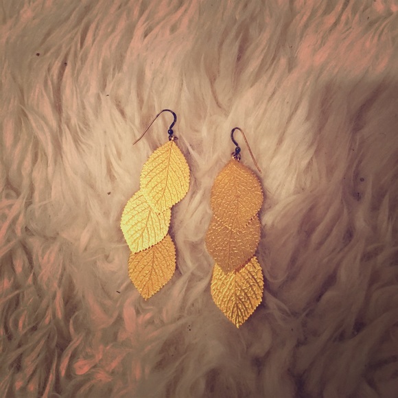 3/$20 Beautiful three leaf dangle earrings! - Picture 2 of 4