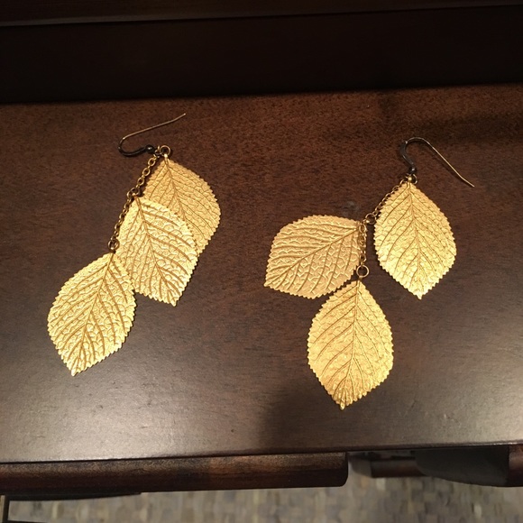 3/$20 Beautiful three leaf dangle earrings! - Picture 3 of 4