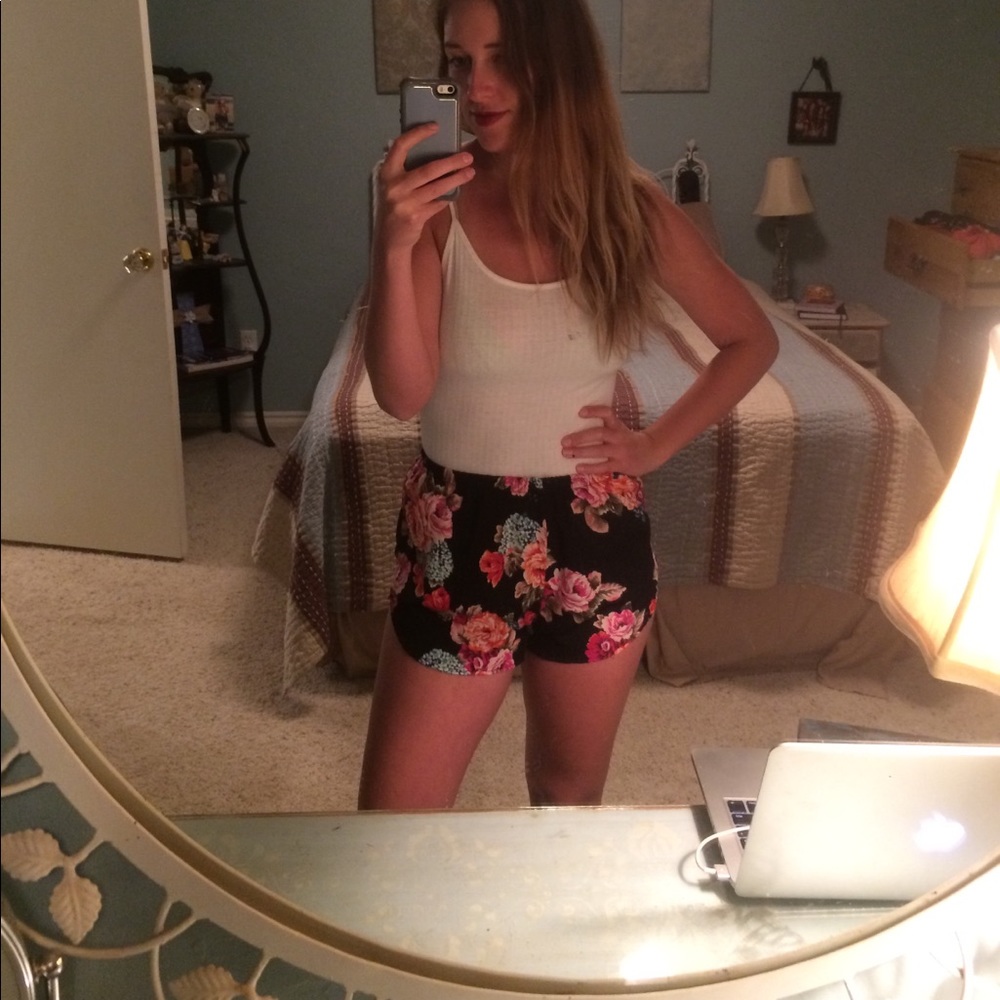 Shorts - Picture 3 of 4