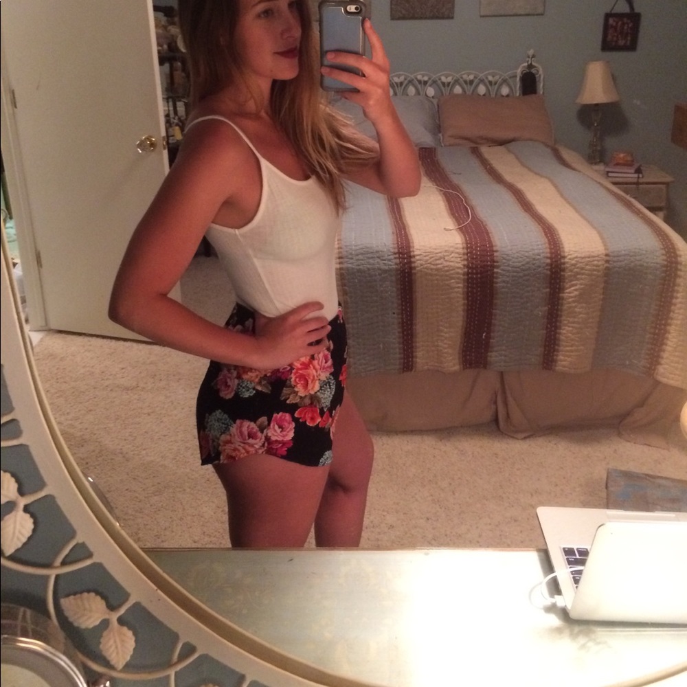 Shorts - Picture 2 of 4