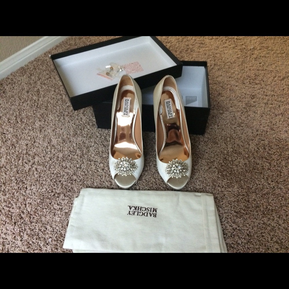 Badgley Mischka ivory Peep-Toe