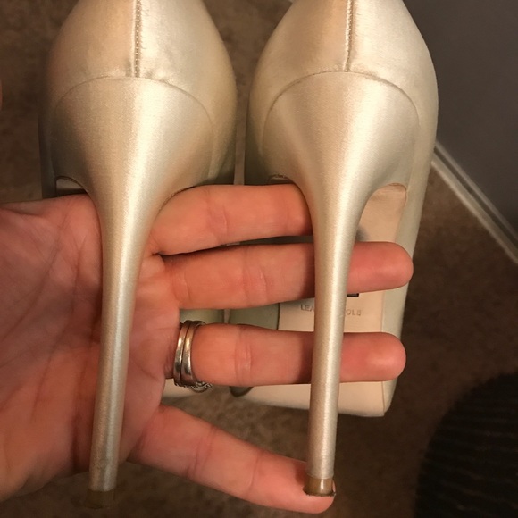 Badgley Mischka ivory Peep-Toe - Picture 5 of 7