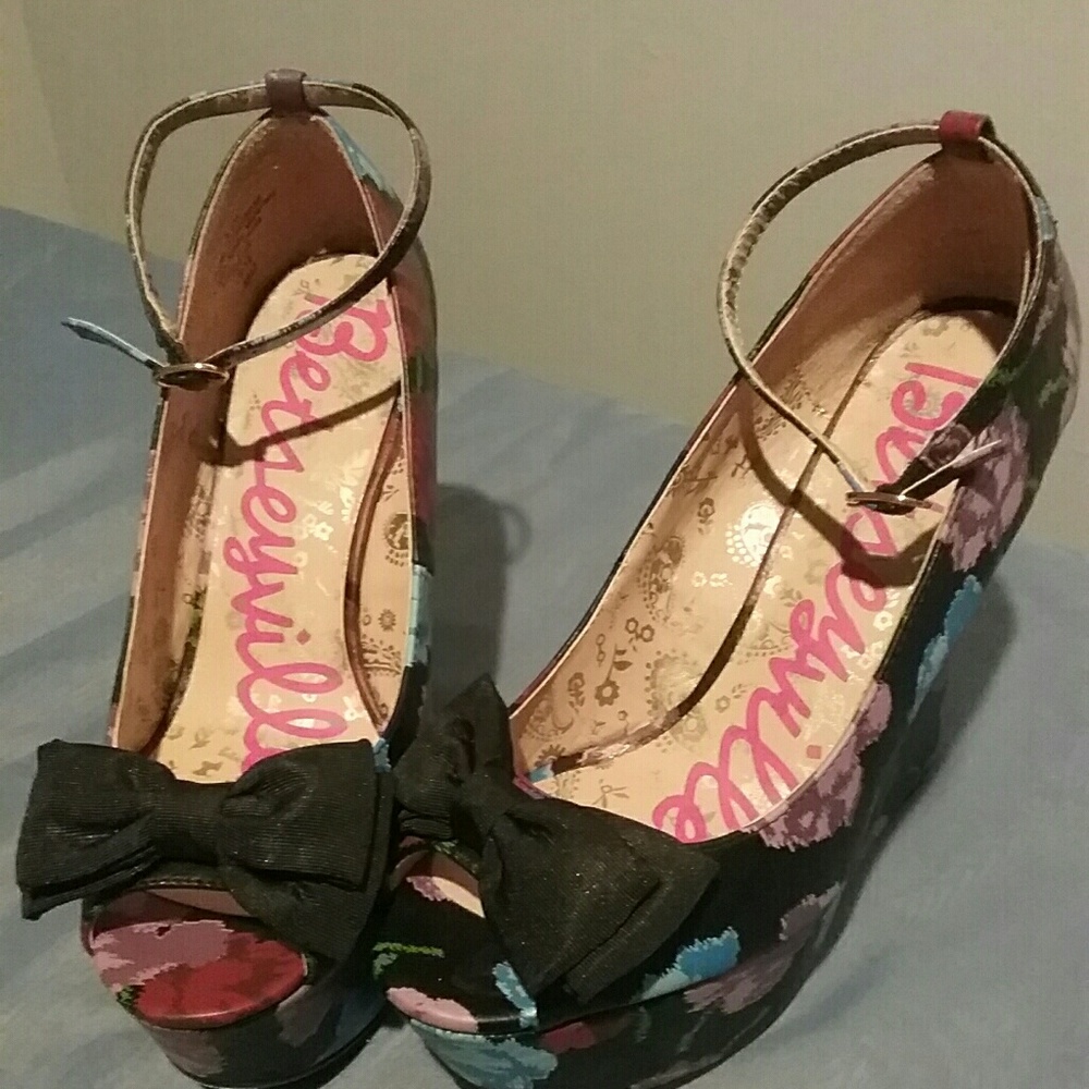 Never worn! Brand new Betsy Johnson Wedges 8.5M