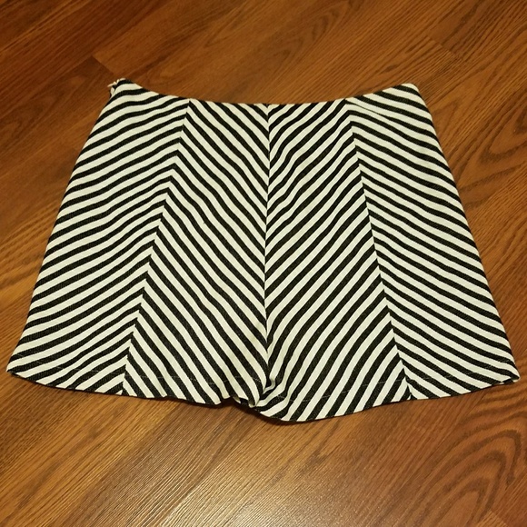 Bar III high waisted shorts - Picture 4 of 4