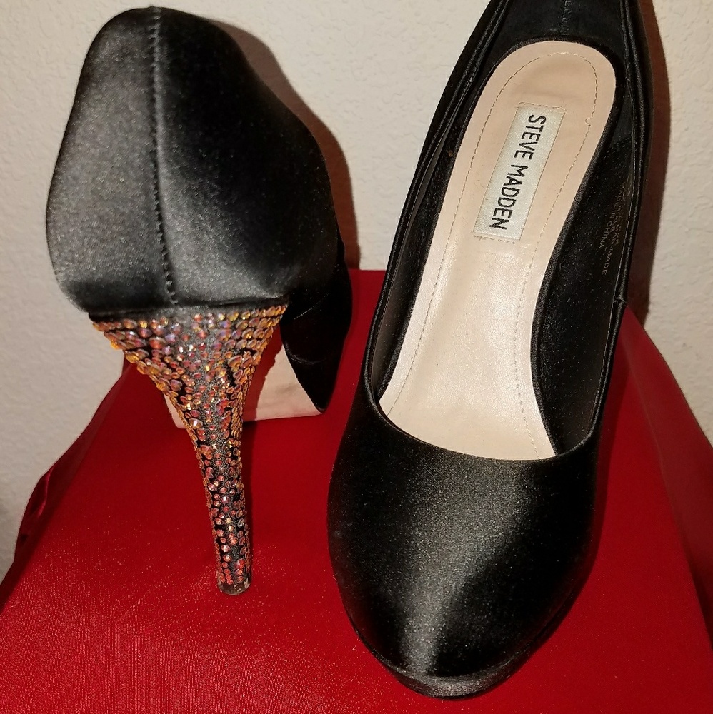 Steve Madden Partyy R black satin pump.