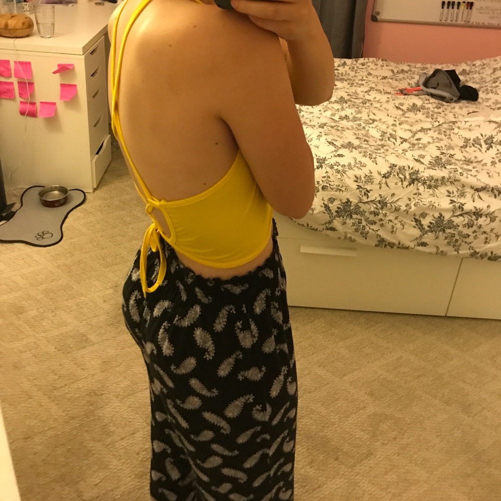 Yellow cross strappy back high neck crop top - Picture 4 of 5