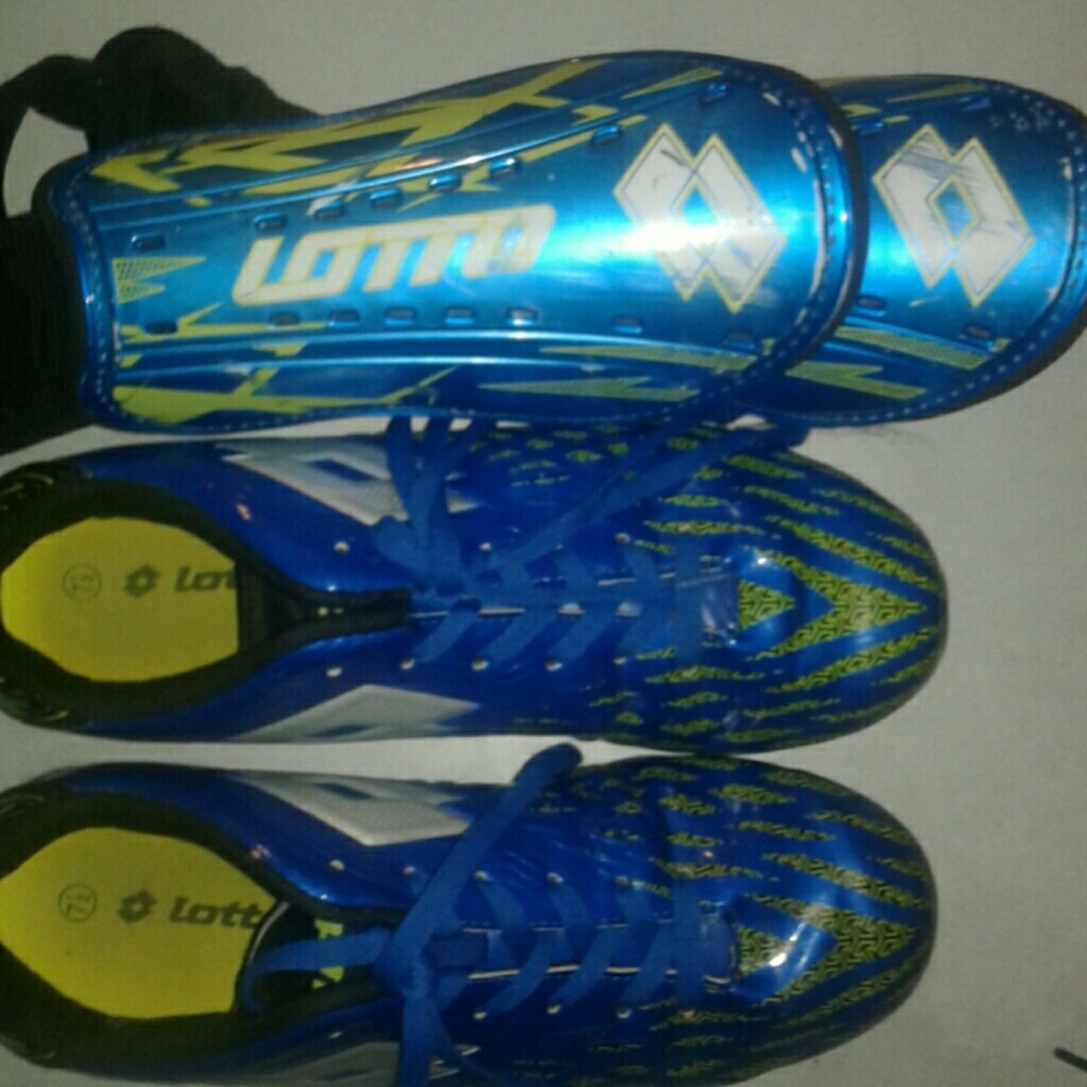 Lotto soccer cleats & shin guards