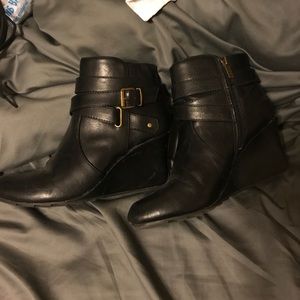 Kenneth Cole Reaction black zip ankle booties