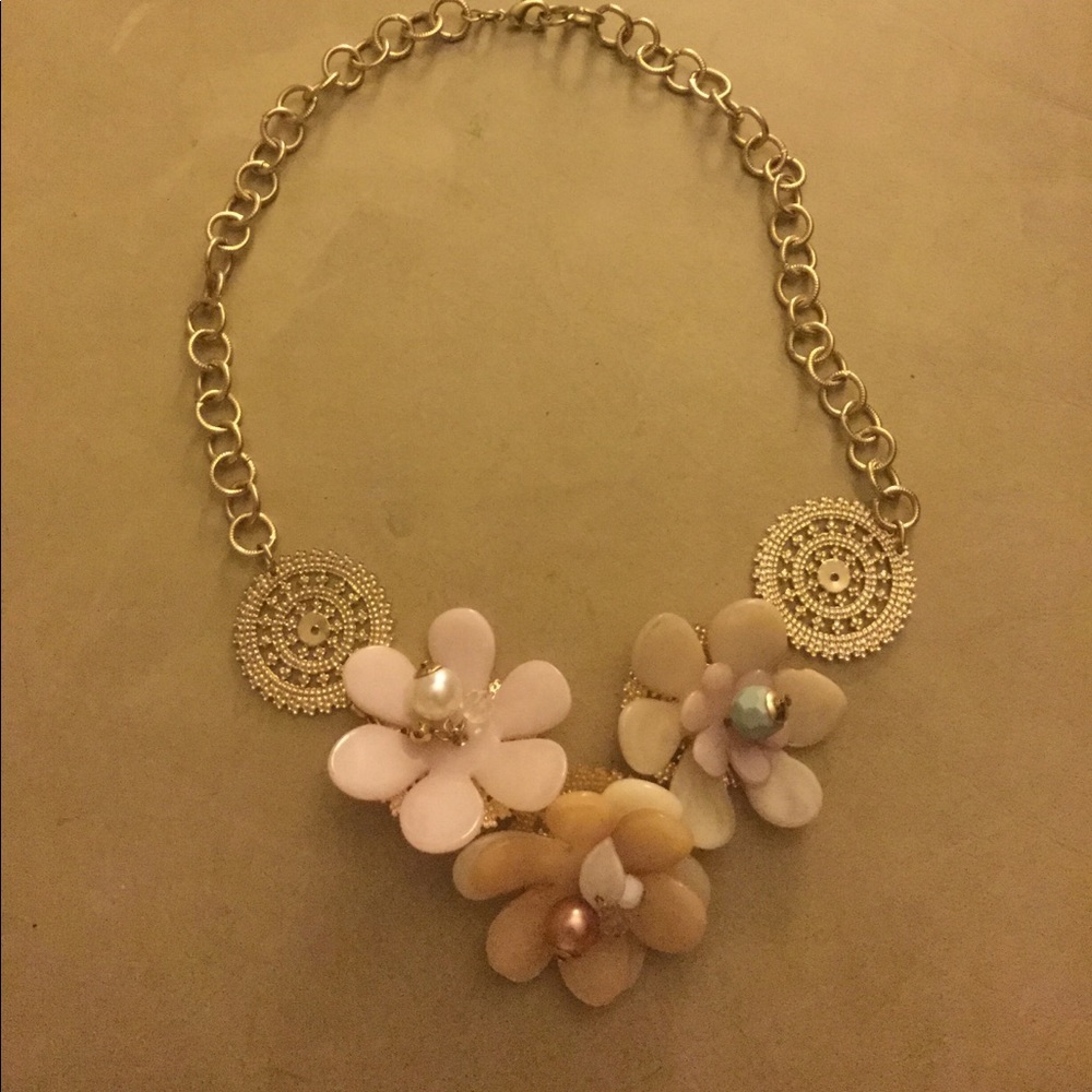 Floral design necklace