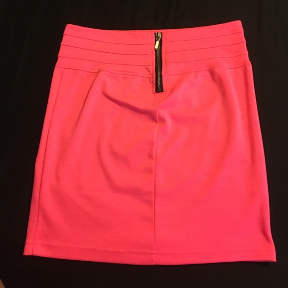 Neon pink pencil skirt - Picture 3 of 3