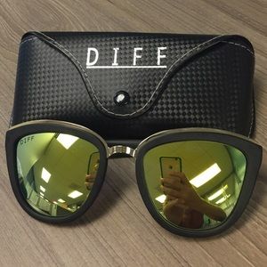 PRICE⬇️NEW DIFF "the Rose" matte black sunglasses!