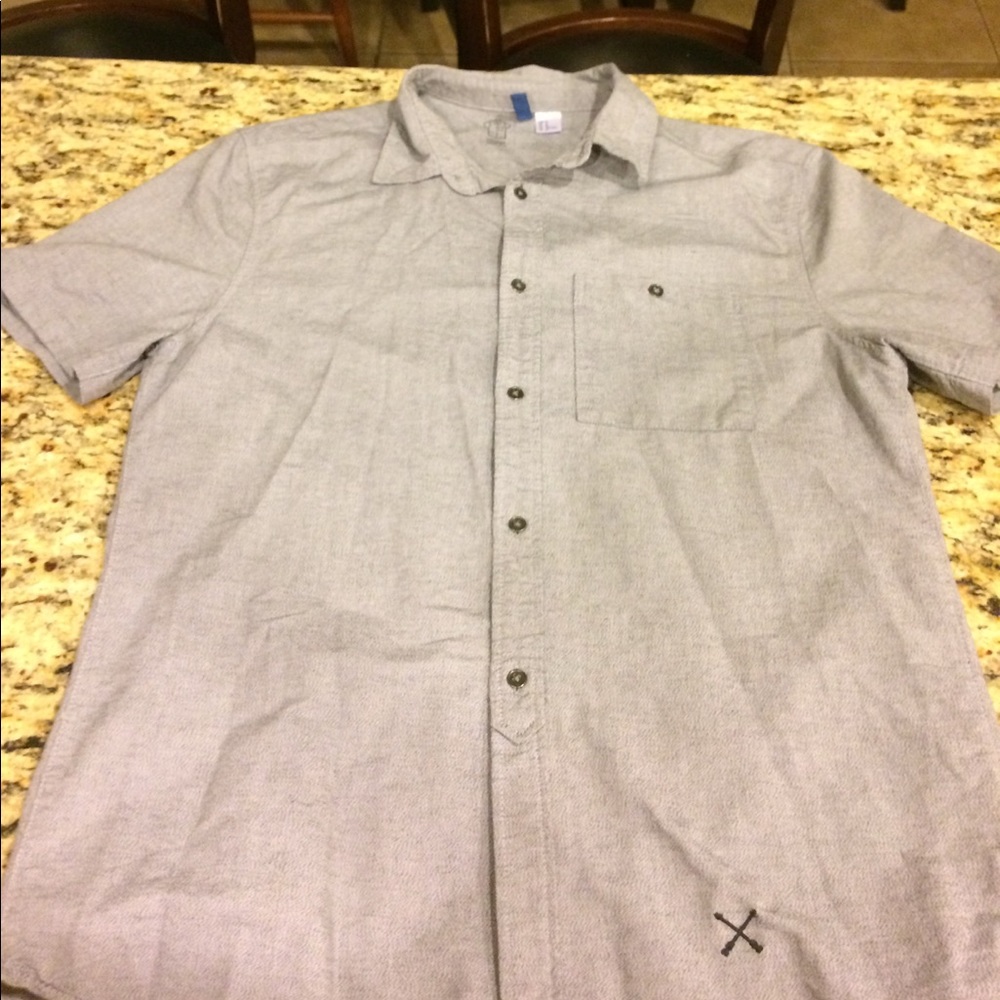 🎊 HOST PICK 🎉 H&M grey button up shirt