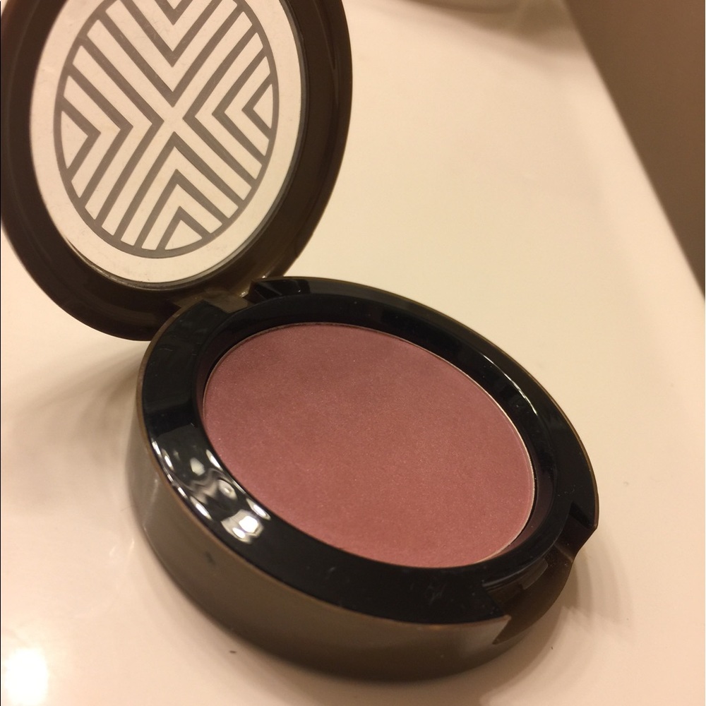 ✨LE✨ Mac On A Mission beauty powder blush