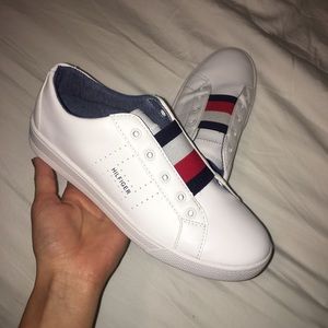 LIKE NEW Tommy Hilfiger white sneakers size 7.5