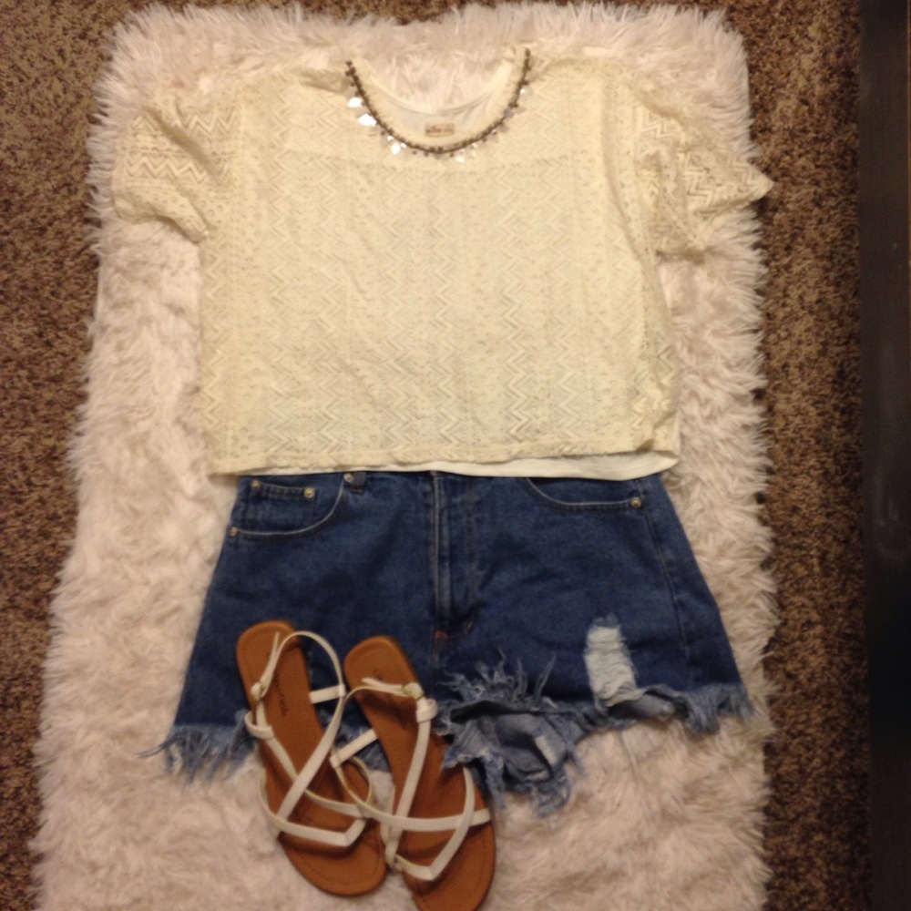 Hollister cream crop top with built in necklace