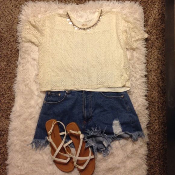 Hollister cream crop top with built in necklace - Picture 1 of 3