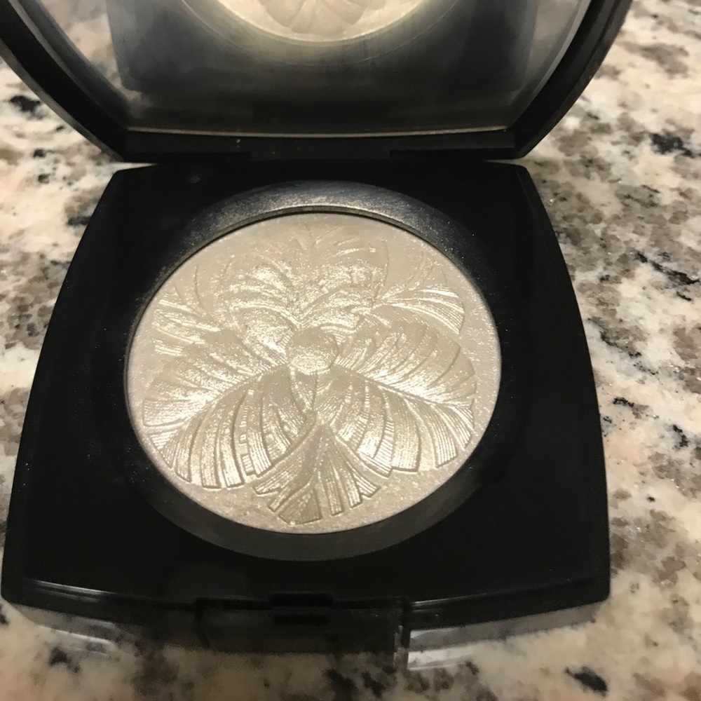 Chanel Camelia de Plumes highlighter