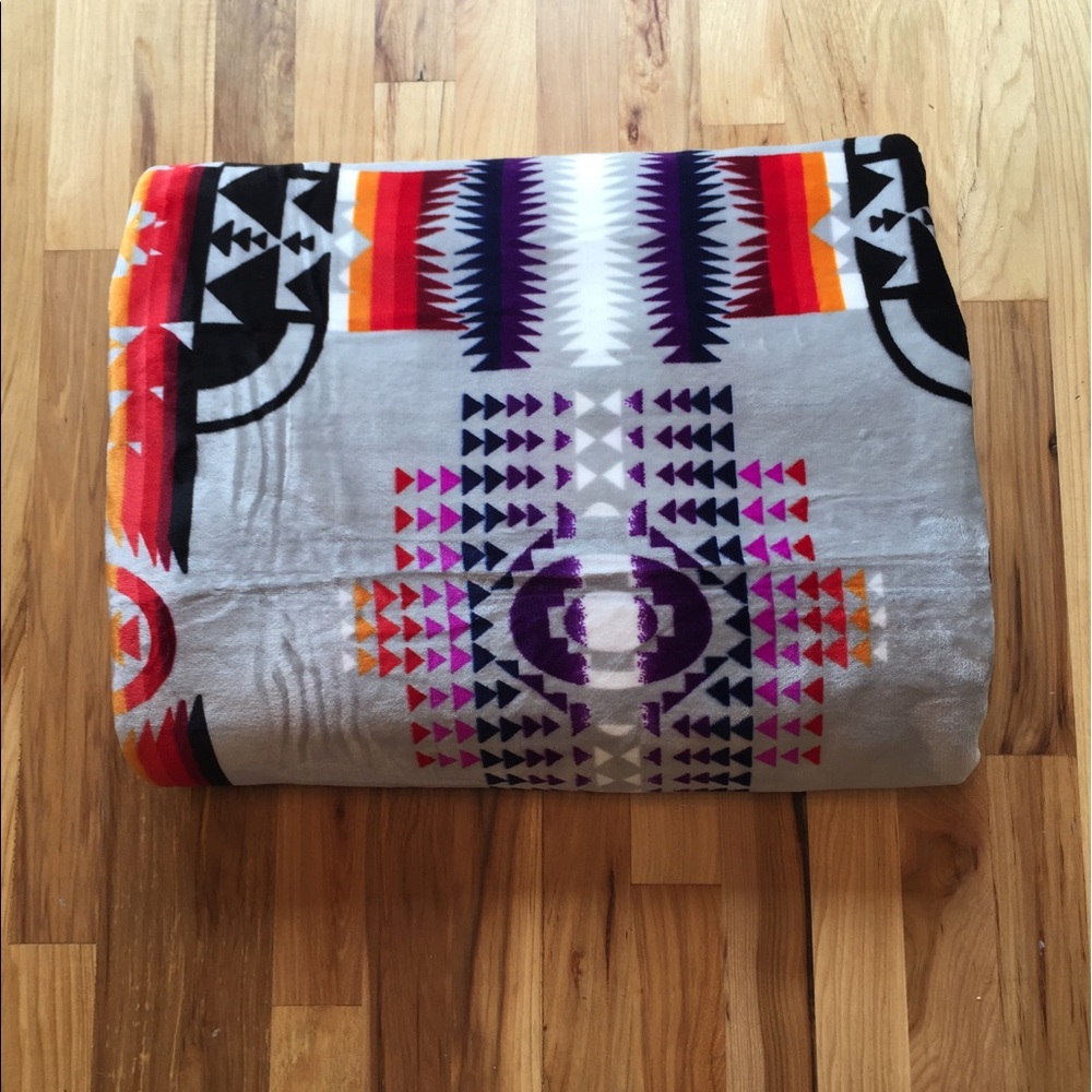 Full size Pendleton blanket.