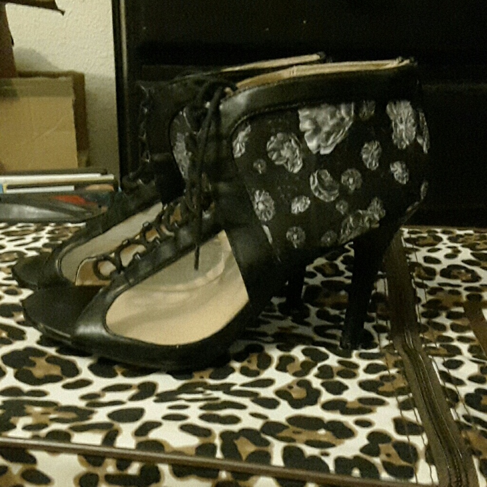 Heels - Picture 2 of 3
