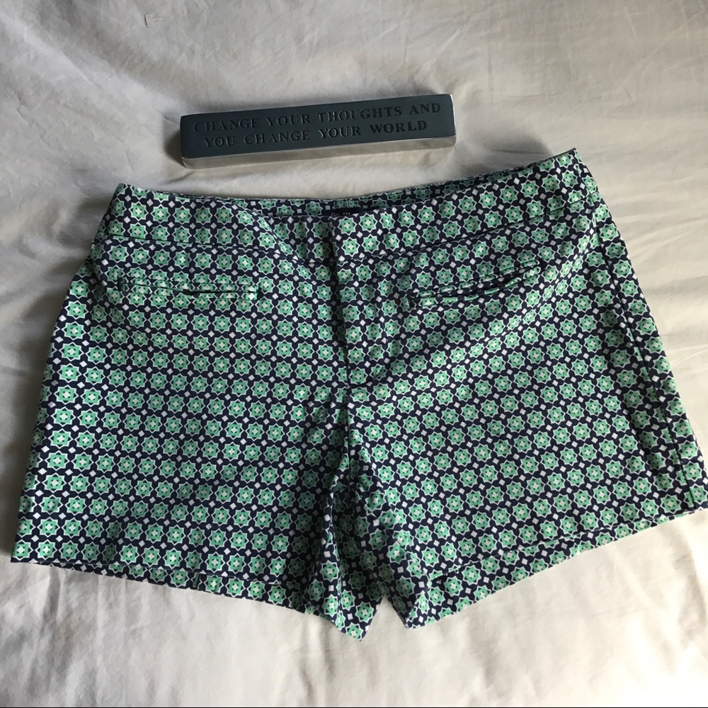 Gap Size 4 Green Patterned Shorts with Pockets
