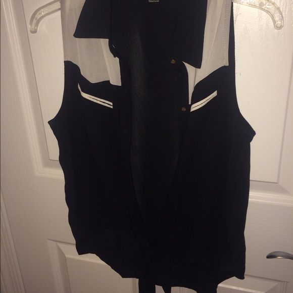 Forever 21 Black & White Button up - Picture 1 of 2