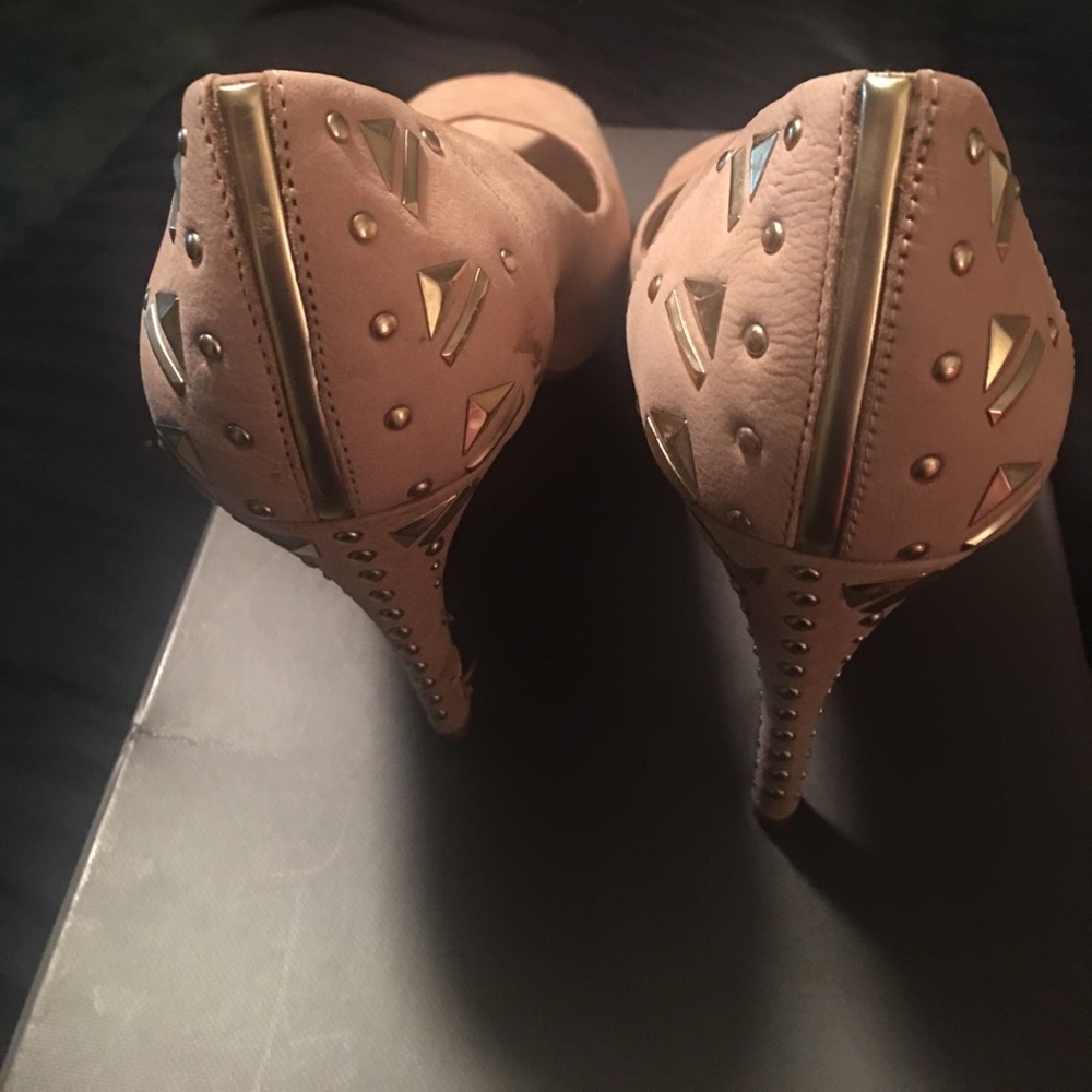 Gianni Bini nude suede studded peep toe sz6